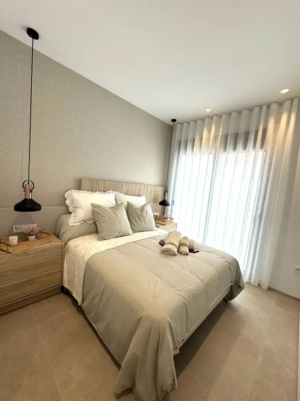 Chambre lumineuse aux finitions soignées et rangements intégrés