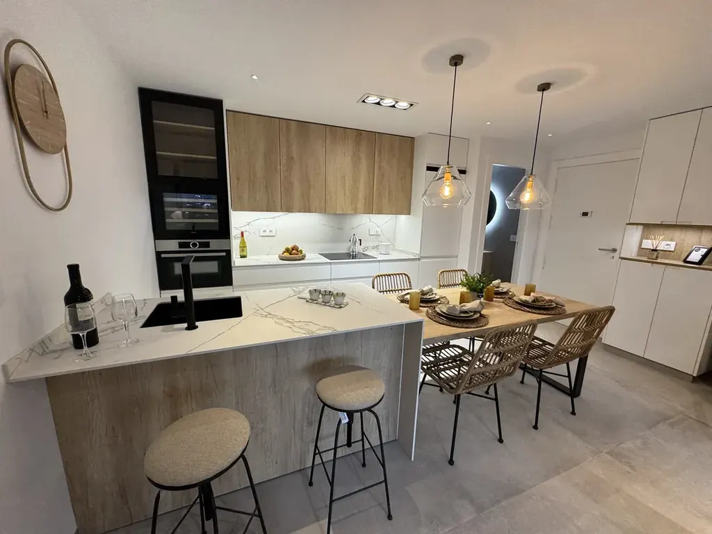 Cuisine ouverte contemporaine avec îlot central et plan de travail en pierre claire
