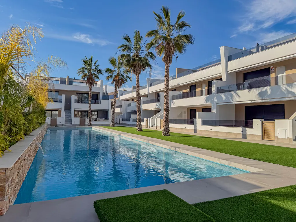 Résidence neuve avec piscine commune bordée de palmiers