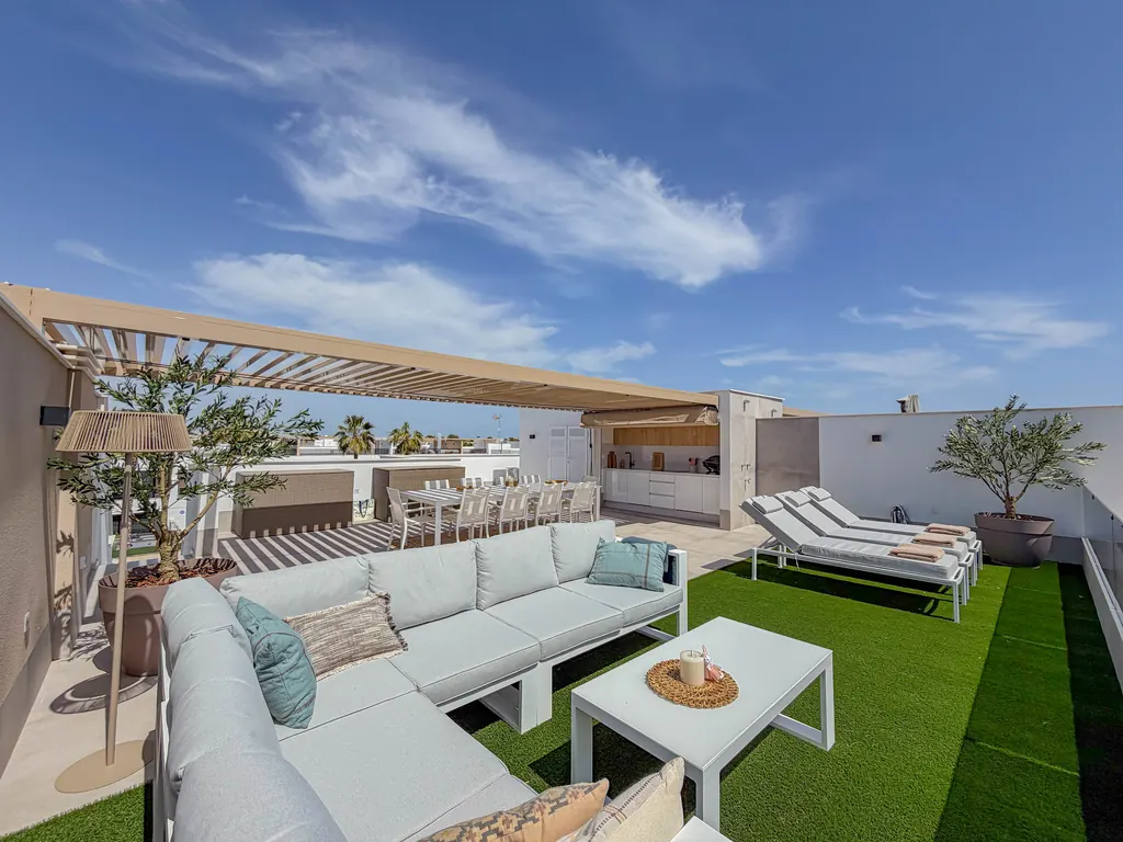 Solarium en toiture avec pergola, salon d'extérieur et bains de soleil